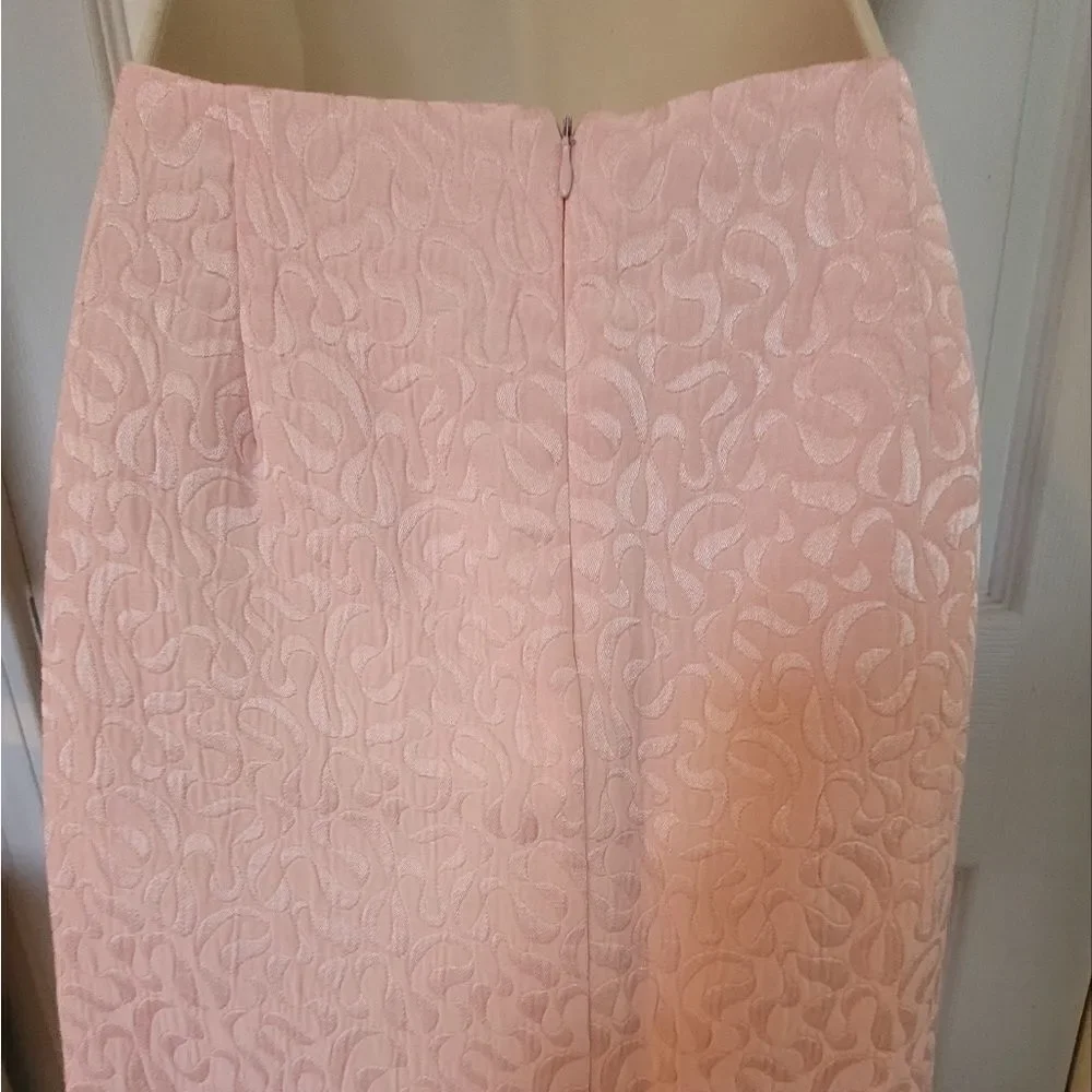 𝅺maggy London Pale pink embossed pencil skirt size 4 - Picture 2 of 4